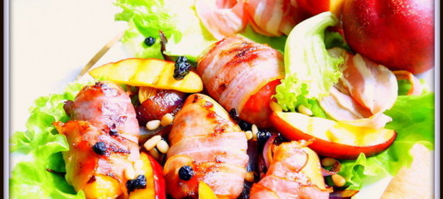 Тёплый салат с нектаринами в беконе и карамелизованным луком