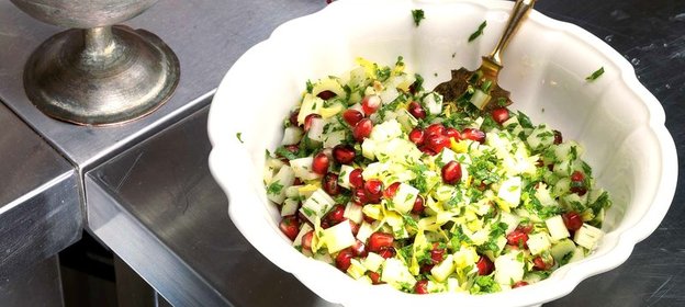 Салат из зеленого сельдерея, петрушки и граната