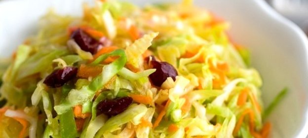 Капустный салат с клюквой