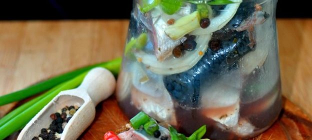 Сельдь малосольная в пряном маринаде