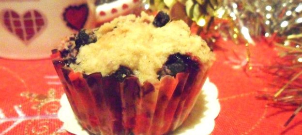 Сырные маффинс с замороженной смородиной и штрейзелем