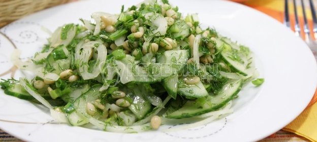 Салат из огурцов с кедровыми орешками