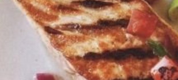 Рыба жареная с помидорами и луком