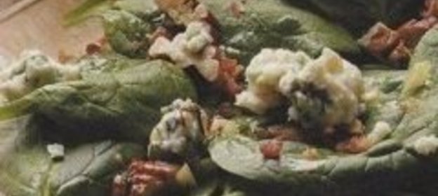 Салат из шпината с сыром и орехами