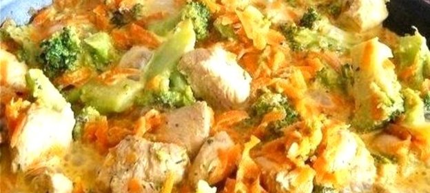 Курица с брокколи и морковью, тушеная в сливках