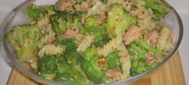 Салат (Nudelsalat)из макарон с тунцом