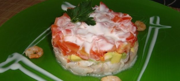 Салат из сельди с авокадо и томатом