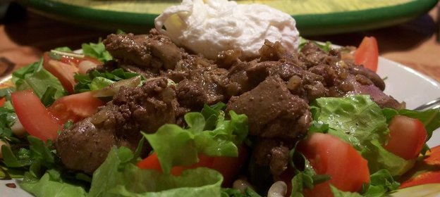 Теплый салат из куриной печенки с яйцом пашот