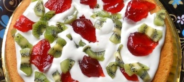 Фруктовый салат с клубникой и киви под сметанным соусом