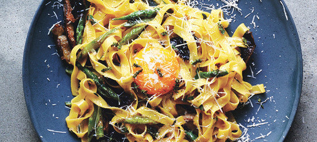 Фетучини с грибами шиитаке и спаржей