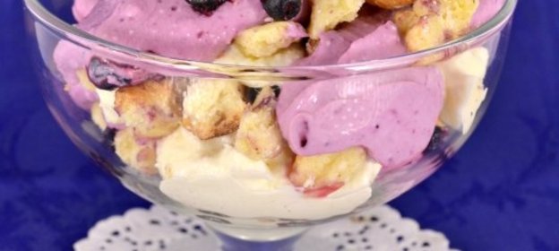 Творожный десерт с печеньем и черникой