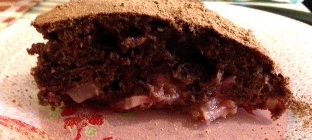 Шоколадный пирог с клубникой