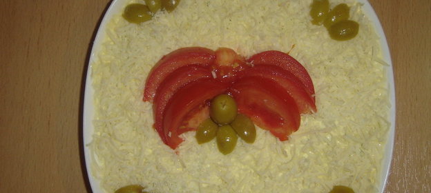 Салат с колбасой и зеленым яблоком