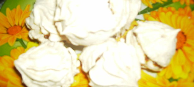 Воздушки со сгущёнкой и орешками