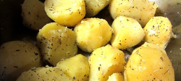 Вареный молодой картофель с петрушкой и оливковым маслом