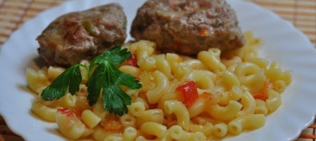 Макароны с котлетами