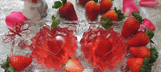 Валентинка из желе с клубникой и стрелой Амура