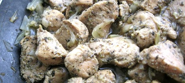 Куриное филе жареное с луком в медовом маринаде