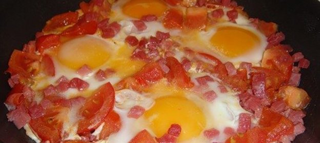 МОЯ ЯИЧНИЦА С ПОМИДОРАМИ И ЗЕЛЕНЫМ ЛУКОМ