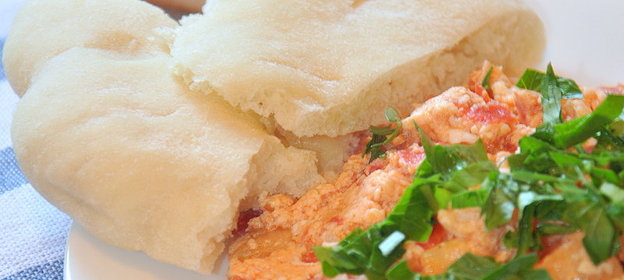 Курица и Шакшука по-египетски на лепешке