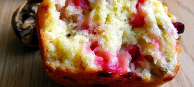 Смородиновые маффины с ореховой посыпкой