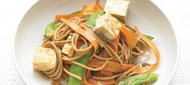 Спагетти с овощами и арахисовым маслом