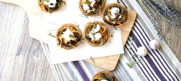 Теплая закуска из морской капусты и креветок в мультиварке