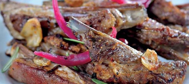 Бараньи ребрышки с клюквенным соусом