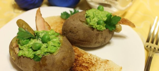 Салат А-ля Оливье в картофельных бочонках