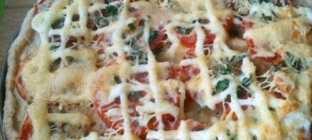 Пицца с помидорами и сыром