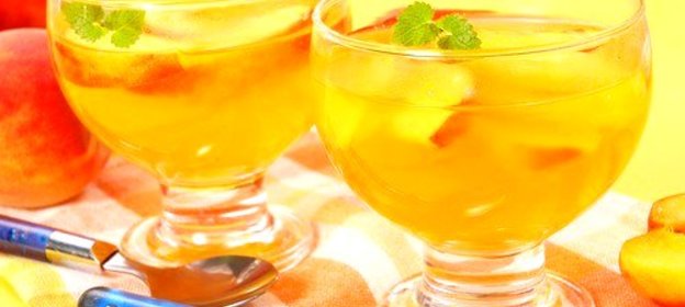 Персики в желе из шампанского и базилика