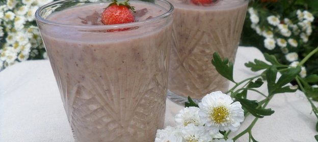 Смузи с клубникой, бананом и мюсли