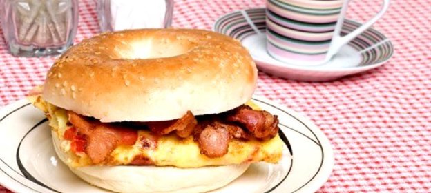 Булочки с луковым омлетом, беконом и печеным красным перцем