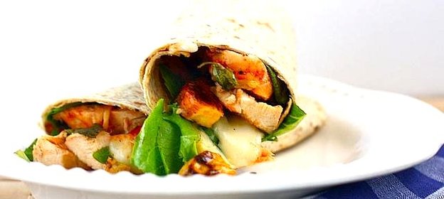 Лепешки с курицей, шпинатом и сыром Бри