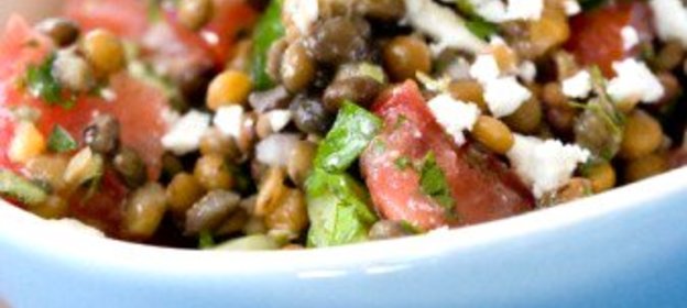 Средиземноморский салат из чечевицы