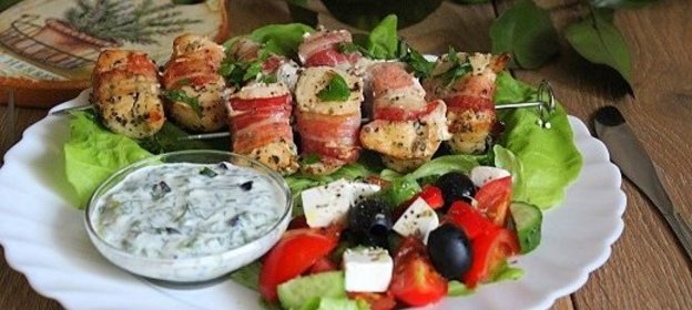 Шашлычки из курицы с соусом и салатом в средиземноморском стиле