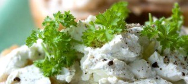 Хрустящий французский багет с паштетом из яиц, чили, петрушки и карри