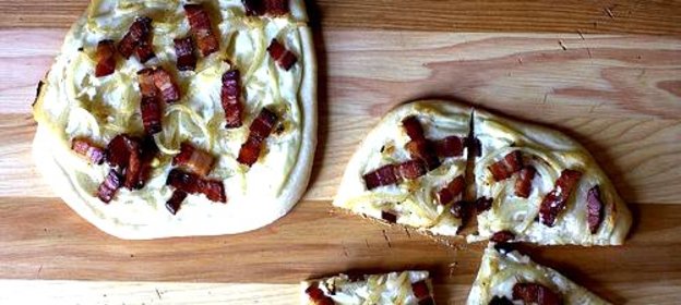 Пицца с беконом, луком и сметаной