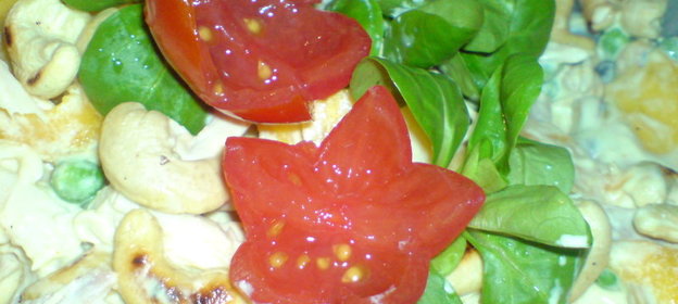 Салат Наслаждение из куриной грудинки,кешью и манго