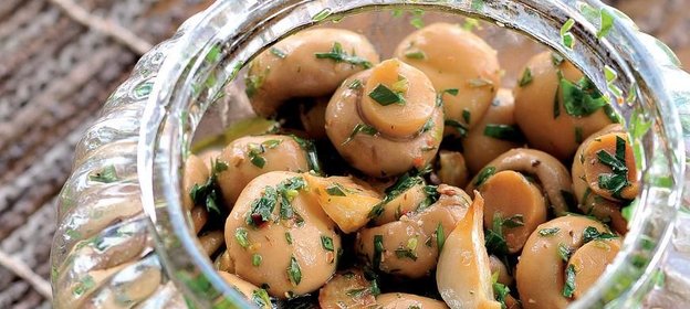 Шампиньоны в масляно-травяном маринаде
