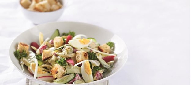 Русский летний салат в стиле Цезарь