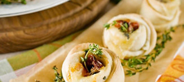 Сливочные булочки с тимьяном, моцареллой и вялеными помидорами