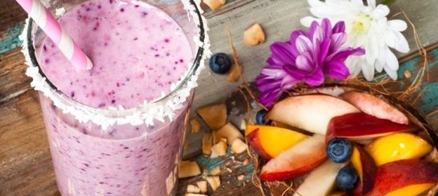 Смузи из персика и голубики