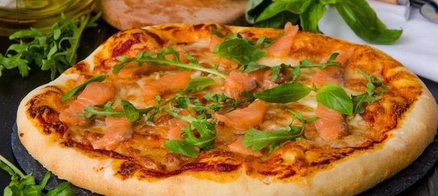 Пицца с красной рыбой
