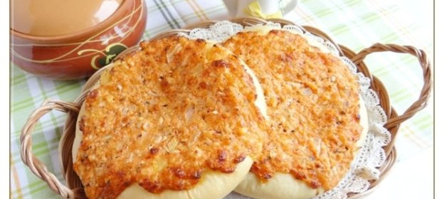 Сырно-творожные лепешки с паприкой, орегано и луком