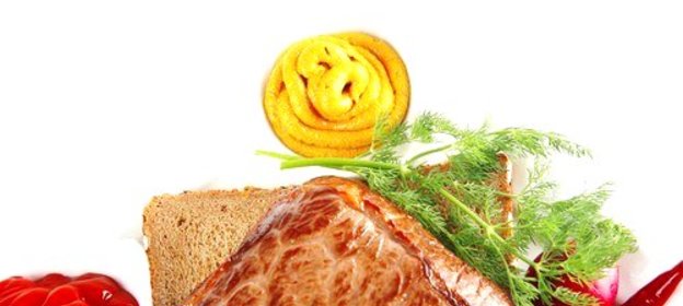 Стейк из маринованной пашины на хлебе с вялеными томатами и чесноком