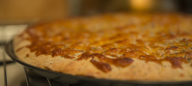 Болгарская сырно-чесночная лепешка (альтернатива хлебу)