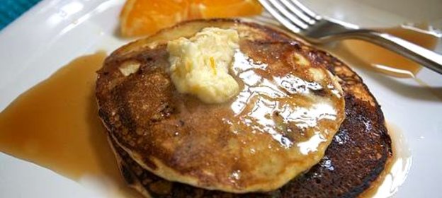 Кукурузные оладьи с черникой и апельсиновым маслом