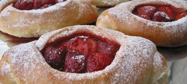 Булочки с клубникой