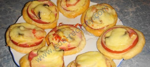 Пирожки с помидорами и колбасой - мини пицца